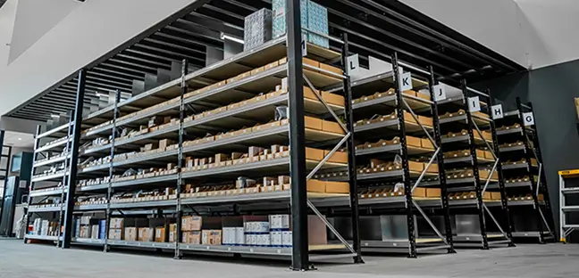 Long-span shelving system for manual picking and medium-duty warehouse storage