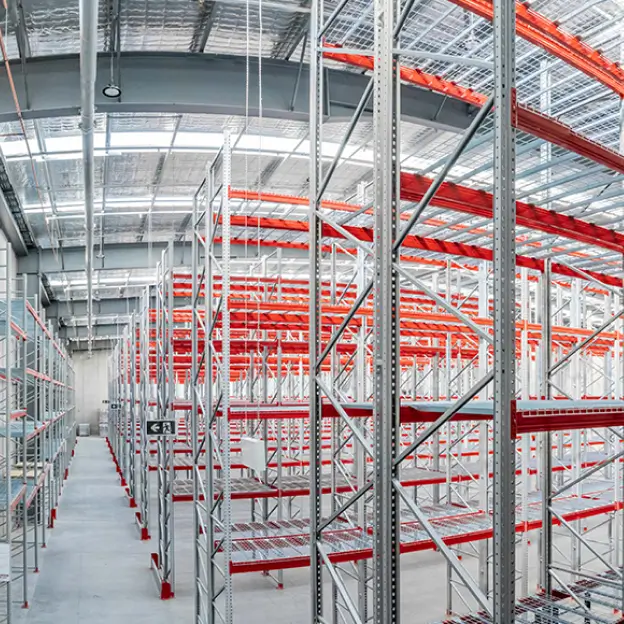 Selective pallet racking system with direct access to individual pallets